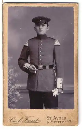 Fotografie Carl Faust, St. Avold, junger Soldat in Musiker Uniform mit Schwalbennest, raucht Zigarette