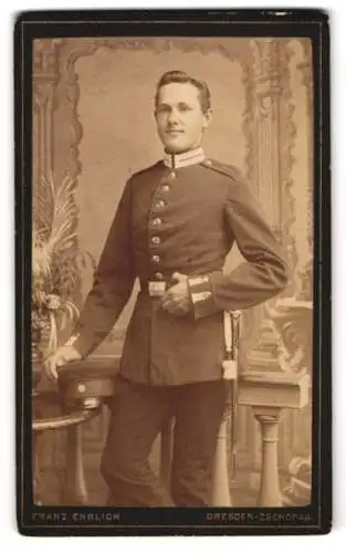 Fotografie Franz Ehrlich, Dresden-Zschopau, sächsischer Soldat in Garde Uniform mit Bajonett und Portepee