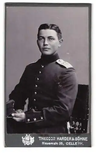 Fotografie Theodor Harder & Söhne, Celle i. H., Soldat in Uniform Rgt. 77 mit Bajonett