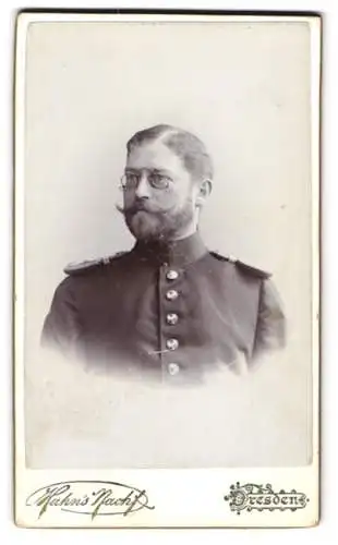 Fotografie Hahn`s Nachf., Dresden, Soldat Curt Hartmann in Uniform mit Epauletten und Zwicker Brille