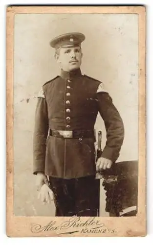 Fotografie Alex. Richter, Kamenz i. Sa., sächsischer Soldat in Musiker Uniform mit Bajonett und Schwalbennest