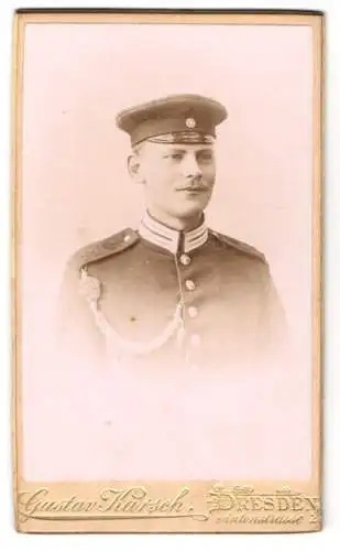 Fotografie Gustav Karsch, Dresden, sächsischer Soldat in Garde Uniform Rgt. I. mit Schützenschnur