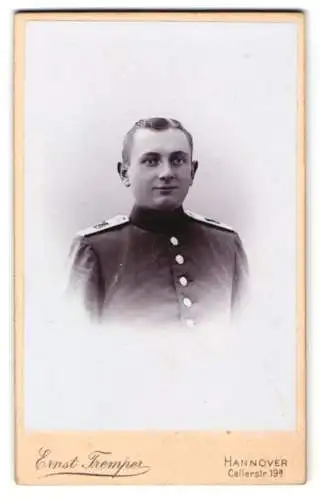 Fotografie Ernst Tremper, Hannover, junger Soldat in Uniform Rgt. 74