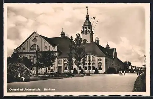 AK Swinemünde a. Ostsee, Gäste vor dem Kurhaus