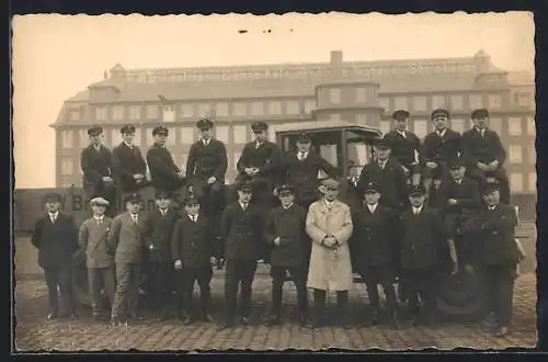 Foto-AK Köln-Deutz, Gruppenaufnahme vor der Nähfabrik Brügelmann&Söhne