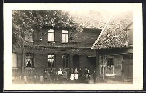 Foto-AK Offensen /Wienhausen, Partie am Gehöft mit Anwohnern, 1919