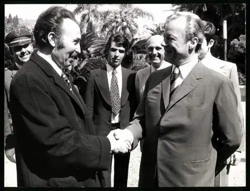 Fotografie PA Sven Simon, Bonn, Staatspräsident von Algerien Houari Boumedienne begrüsst Bundeskanzler Willy Brandt