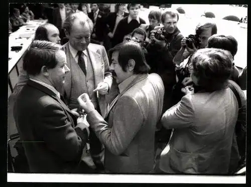 Fotografie PA Sven Simon, Bonn, Siegfried Lenz, Willy Brandt und Günter Grass auf dem SPD-Parteitag in Hamburg