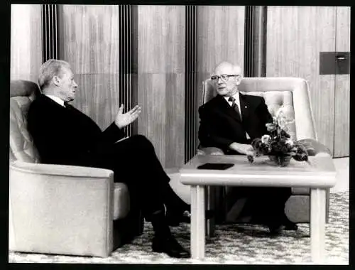 Fotografie PA Sven Simon, Bonn, Willy Brandt in Ost-Berlin mit Staatsratsvorsitzendem der DDR Erich Honecker