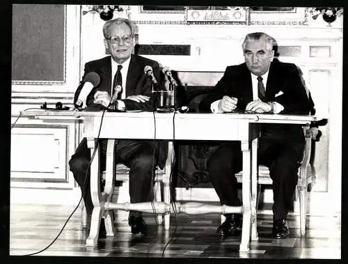 Fotografie PA Sven Simon, Willy Brandt bei seiner Rede im Königsschloss in Polen, neben Jozef Czyrek, 10.12.1985