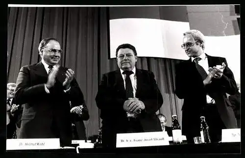 Fotografie PA Sven Simon, Bonn, Helmut Kohl, F. J. Strauss und Edmund Stoiber beim CSU-Parteitag in München