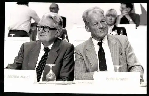 Fotografie PA Sven Simon, Bonn, SPD-Vorsitzender Willy Brandt und SPD-Fraktionsvorsitzender H. J. Vogel, 26.08.1986