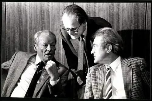 Fotografie PA Sven Simon, Bonn, SPD-Vorsitzender Willy Brandt mit Peter Glotz und Johannes Rau