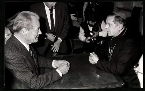 Fotografie PA Sven Simon, Bonn, Willy Brandt mit Kardinal Glemp bei seinem Polen-Besuch, 10.12.1985