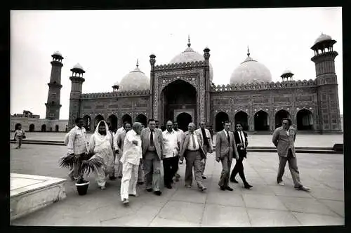 Fotografie PA Sven Simon, Bonn, F. J. Strauss in Lahore beim Besuch der Badshahi-Moschee