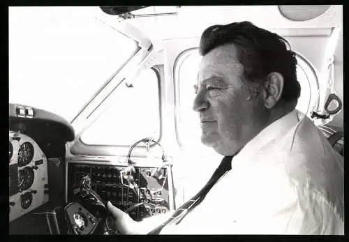 Fotografie Sven Simon, Berlin, Der begeisterte Hobbypilot Franz Josef Strauss am Steuerknüppel seines Flugzeuges