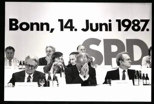 Fotografie Sven Simon, Bonn, Willy Brandt nimmt als Vorsitzender Abschied, mit H. J. Vogel und Johannes Rau, 14.06.1987