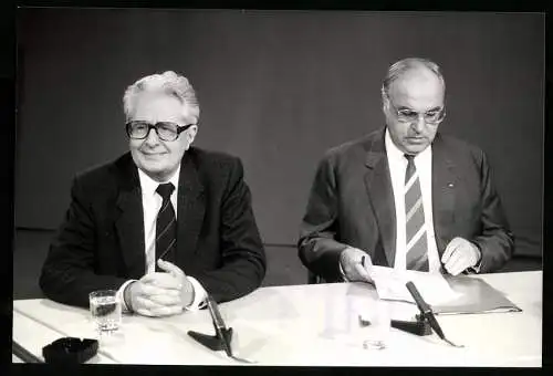 Fotografie PA Sven Simon, Bonn, Hans-Jochen Vogel und Helmut Kohl nach den Wahlen in Schleswig-Holstein und Bremen