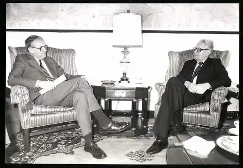 Fotografie Sven Simon, Bonn, Hans-Jochen Vogel auf seiner USA-Reise mit US-Politiker Lee Hamilton, 25.03.1988