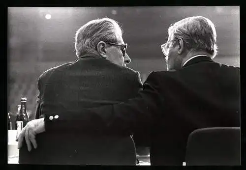 Fotografie PA Sven Simon, Bonn, Helmut Schmidt und Hans-Jochen Vogel von hinte, SPD-Bundeskonferenz in Kiel