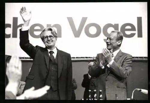 Fotografie Sven Simon, Bonn, SPD-Vorsitzender Hans-Jochen Vogel und sein Vorgänger Willy Brandt, 02.06.1987