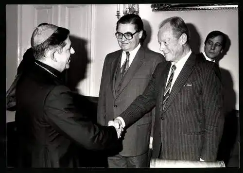 Fotografie PA Sven Simon, Bonn, Willy Brandt in Warschau mit Kardinal Glemp und Hans Koschnik, 09.12.1985