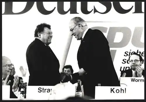 Fotografie Poly-Press, Bonn, F. J. Strauss nach einer Rede mit Helmut Kohl, CDU Parteitag Köln