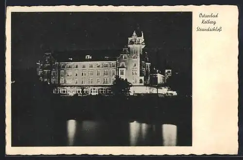 AK Kolberg, Strandschloss bei Nacht erleuchtet