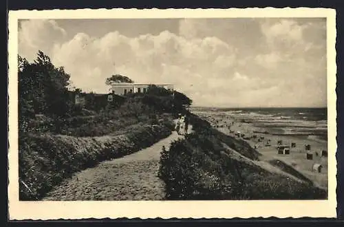 AK Henkenhagen, Dünenpromenade mit Meerblick