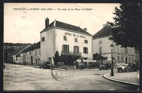 AK Pouilly-en-Auxoix, Un coin de la Place et l`Hôtel