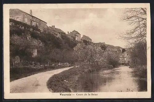 AK Vaurois, cours de la Seine avec route et maisons sur une colline