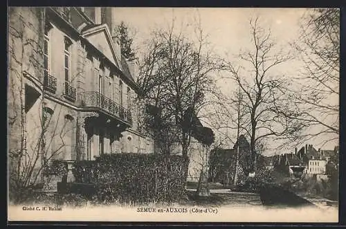 AK Semur-en-Auxois, vue sur une rue bordée de bâtiments et d`arbres en hiver