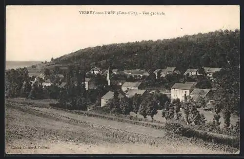 AK Verrey-sous-Drée, Vue générale du village et colline boisée en arrière-plan