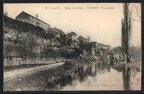 AK Vaurois, Vue générale sur la vallée de la Seine et les bâtiments le long de la rivière