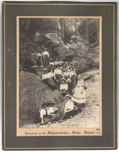 Fotografie R. Fuhrmann, Dresden, Ansicht Rathen / sächs. Schweiz, Mädchenklasse beim Besuch der Schwedenlöchern, 1913