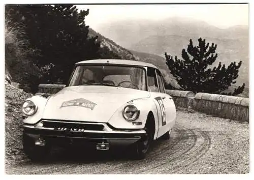 Fotografie Junior, Nice, La Citroen DS 19 de Trautmann-Chopin dans le col de Soubeyrand, Coupe des Alpes 1962