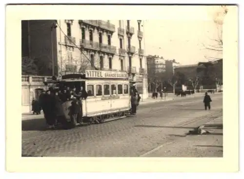 Fotografie unbekannter Fotograf, Ansicht Toulon, Blick auf vollgepackte Strassenbahn