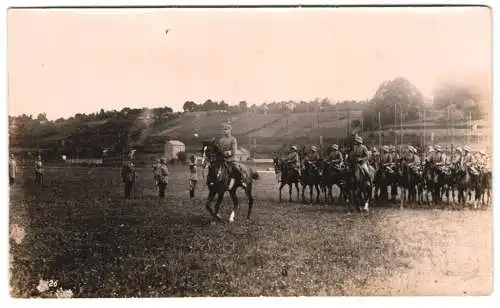 Fotografie Max Heinz, Charlottenburg, Kronprinz Wilhelm bei der Ehrung deutscher Soldaten im Felde