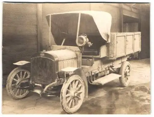 Fotografie unbekannter Fotograf und Ort, Ein Itala-LKW mit Verdeck und Ladefläche, Holzspeichen