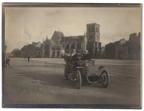 Fotografie unbekannter Fotograf, Ansicht Cherbourg-en-Cotentin, Auto mit offenem Verdeck vor der Basilika Ste. Trinité