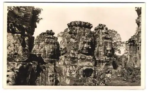 Fotografie unbekannter Fotograf, Ansicht Angkor Thom, Tempelruine mit steinernen Gesichtern