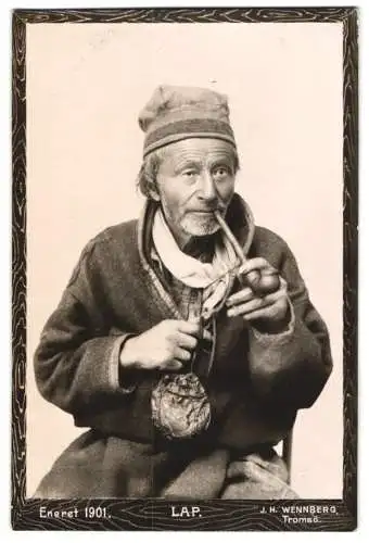 Fotografie J. H. Wennberg, Tromsö, Älterer Herr der Lappen in traditioneller Kleidung mit einer Pfeife, Eneret 1901