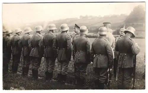 Fotografie Max Heinz, Charlottenburg, Kronprinz Wilhelm läuft eine Reihe von Soldaten ab, Ordensverleihung