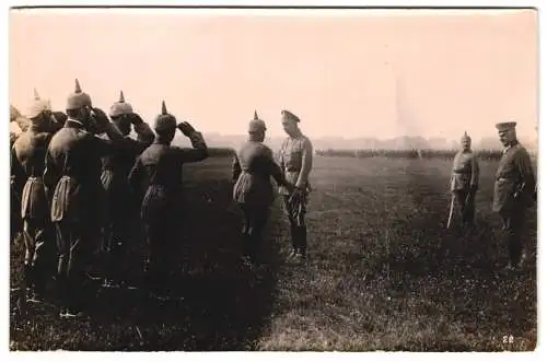 Fotografie Max Heinz, Charlottenburg, Kronprinz Wilhelm ehrt deutsche Soldaten im Felde