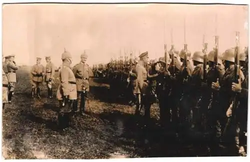 Fotografie Max Heinz, Charlottenburg, Kronprinz Wilhelm bei der Ehrung deutscher Soldaten