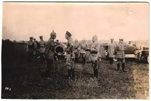 Fotografie Max Heinz, Charlottenburg, Kronprinz Wilhelm unterhält sich mit einem Offizier im Felde