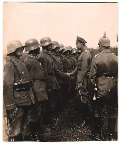 Fotografie Max Heinz, Charlottenburg, Kronprinz Wilhelm schüttelt die Hand eines Soldaten im Felde