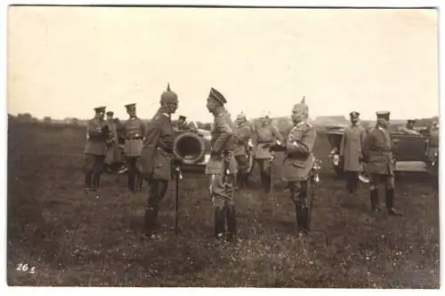 Fotografie Max Heinz, Charlottenburg, Kronprinz Wilhelm im Gespräch mit einem Offizier mit Pickelhaube