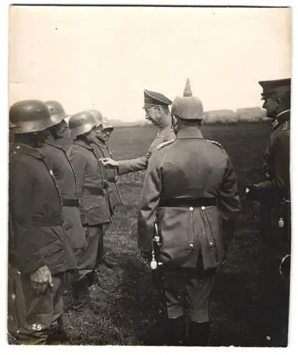 Fotografie Max Heinz, Charlottenburg, Kronprinz Wilhelm richtet einem Soldaten der Minenwerfer Kompanie die Uniform