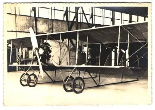 Fotografie unbekannter Fotograf und Ort, Das Doppeldecker-Propellerflugzeug C15 Caudron